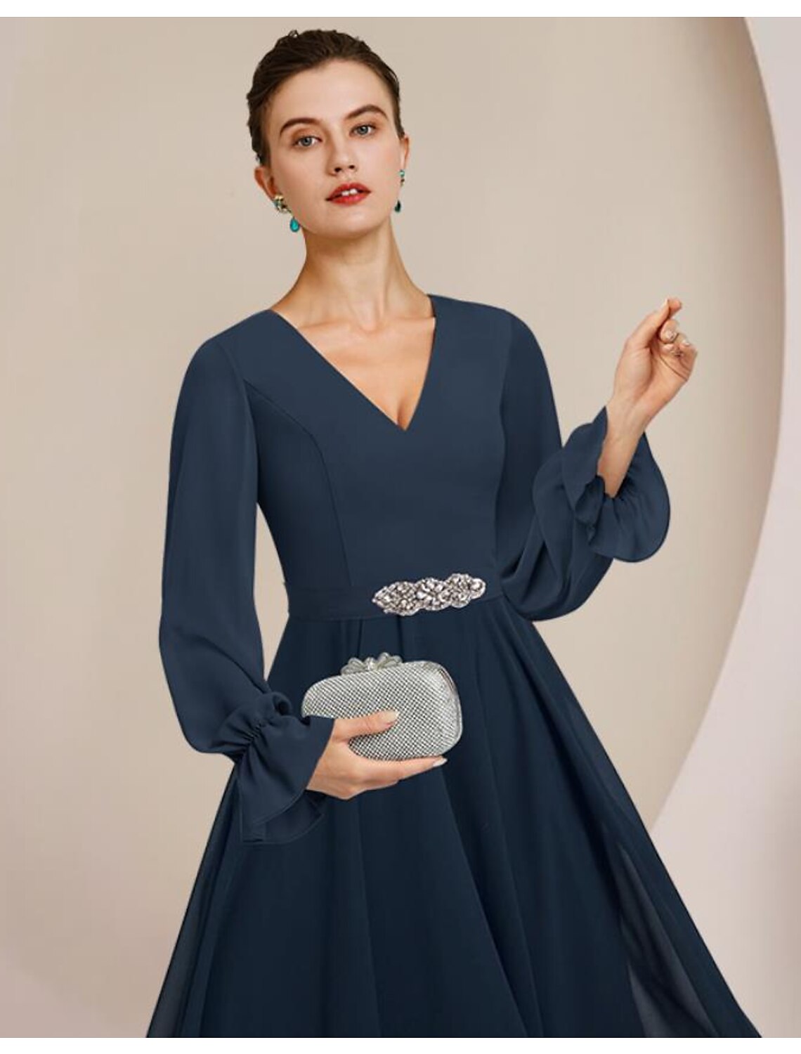 Vestido de madre de la novia de corte A, formal, para invitada de boda, elegante, con escote alto bajo, escote en V, asimétrico, largo hasta la rodilla, de gasa, manga larga con broche de cristal